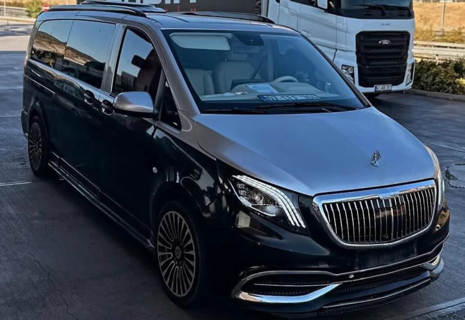 Siyah Mercedes VIP yandan görünüm