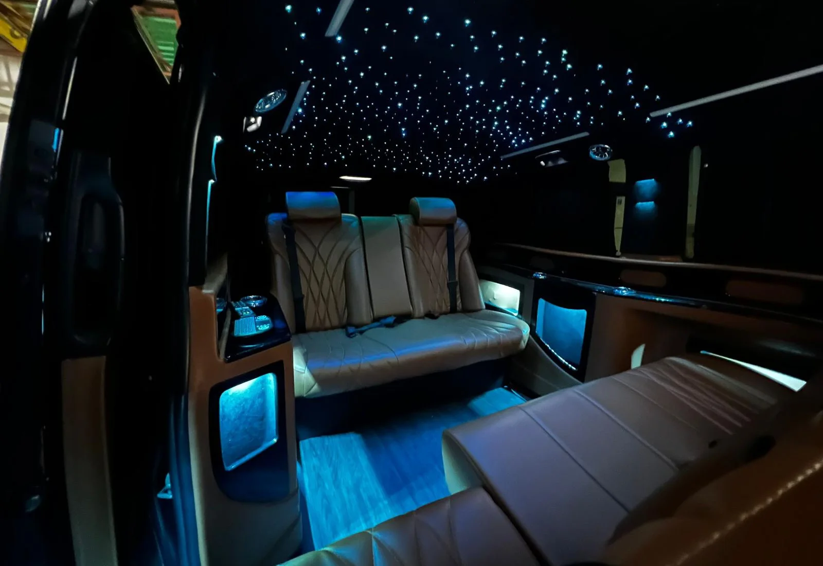 Yıldız tavanlı VIP araç iç mekan